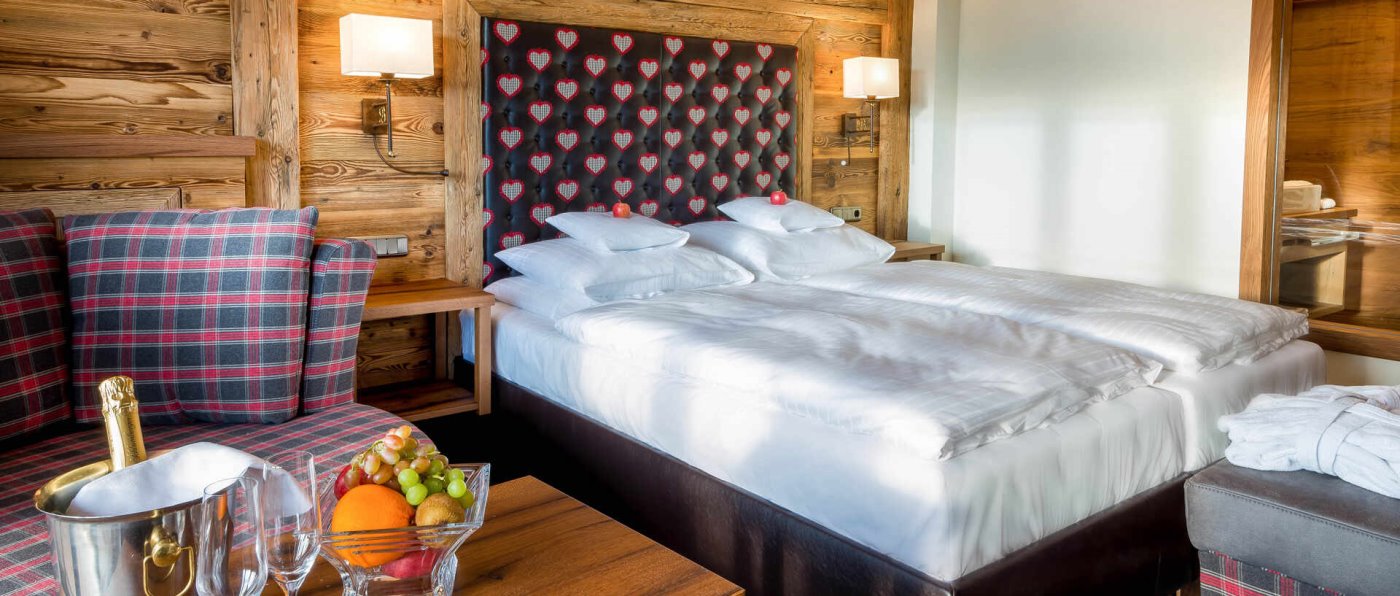 romantischer Urlaub im Wellnesshotel - Zimmer für Verliebte Brunnerhof das Wellness- und Kuschelhotel mit urigem Zimmer im Herzchen Design