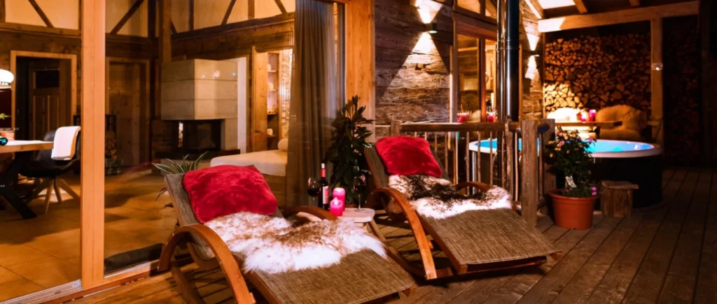 Terrasse mit Whirlpool und Relax-Liegen Private Spa im Bayerischen Wald