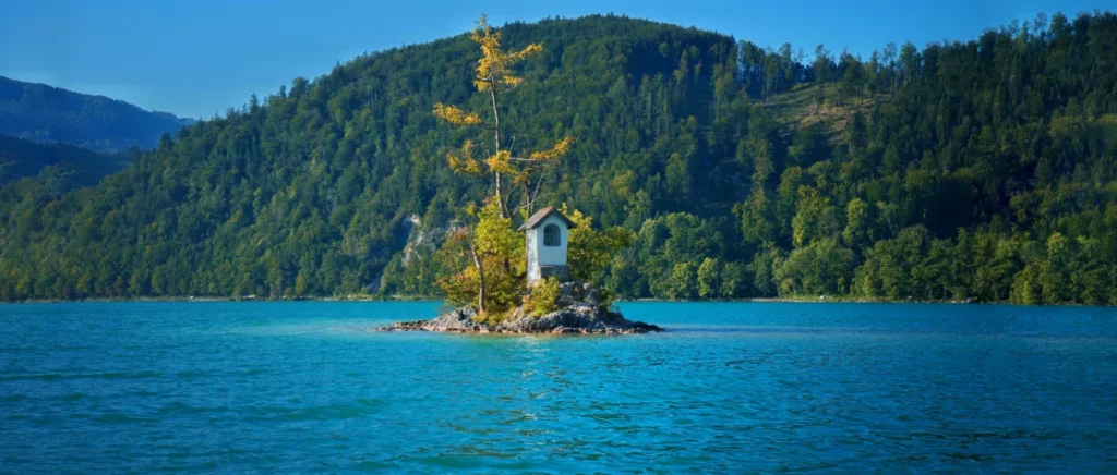 Sehenswürdigkeiten in St. Gilgen das Ochsenkreuz auf einer kleinen Insel im Wolfgangsee