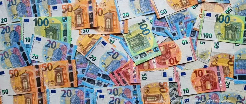 geldscheine-euro-reisekosten-deutschland-urlaubskredit-europa