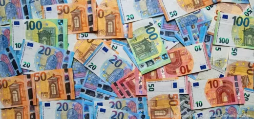 geldscheine-euro-reisekosten-deutschland-urlaubskredit-europa
