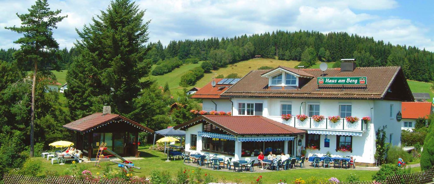 haus-am-berg-familienfreundliches-landhotel-niederbayern-gruppenhotel-ansicht