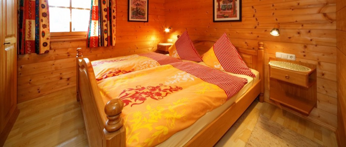 Urlaub am Bauernhof im Holzhaus Bungalow im Bayerischen Wald - Schlafzimmer im Landhausstil hirschhof-holzhaus-bayern-bungalow-mieten-zimmer