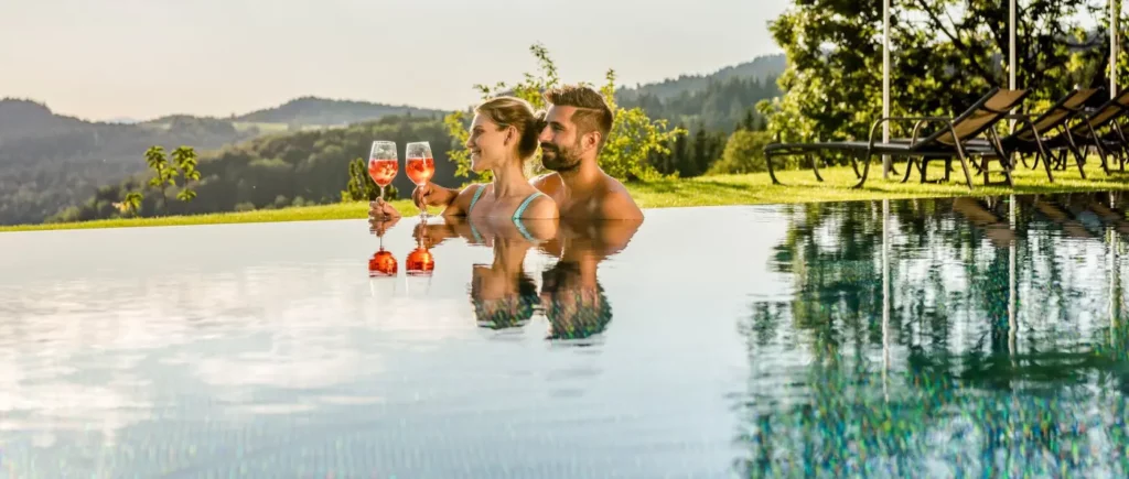 Panorama Aussicht von Pool und Sauna in die Hügellandschaft Bayerischer Wald Bayerischer Wald Hotel mit Infinity Pool und Panorama-Sauna Ausblick ins Tal