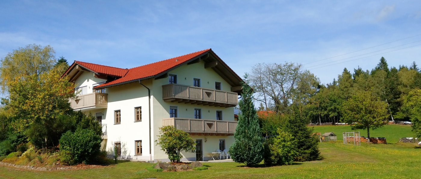 gruppenunterkunft-bauernhof-bayerischer-wald-gruppenhaus-ansicht-aussen