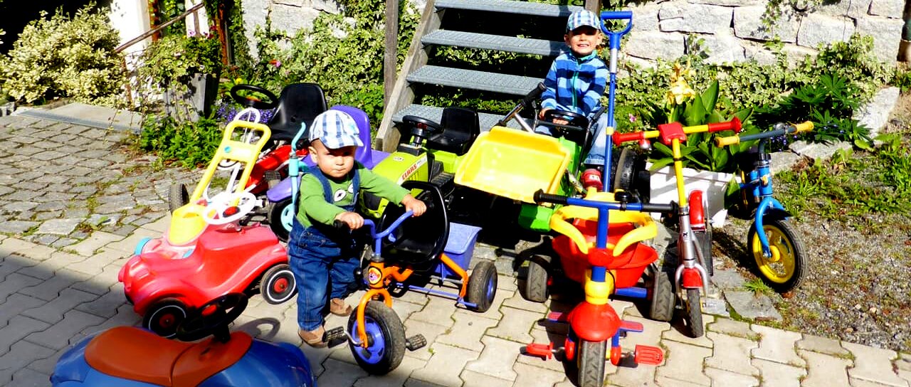 Familien Ferienhof in Deutschland mit vielen Kinderfahrzeugen kraeuterhof-kinder-ferienhof-niederbayern-streicheltiere-fuhrpark