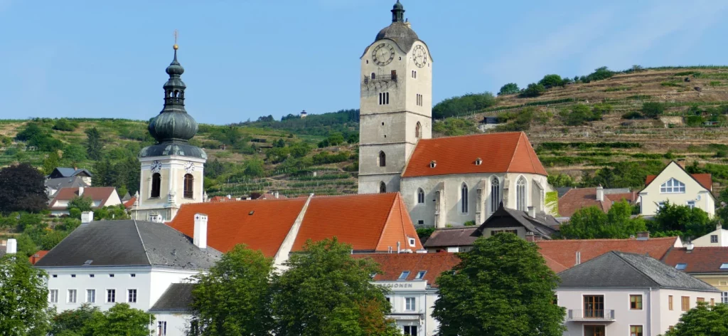 beliebtes Ausflugsziel in Niederösterreich die Stadt Krems mit dem Wahrzeichen Nikolauskirche