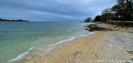 Kroatien Badeurlaub in Europa Strandurlaub Schwimmen Sandstrand