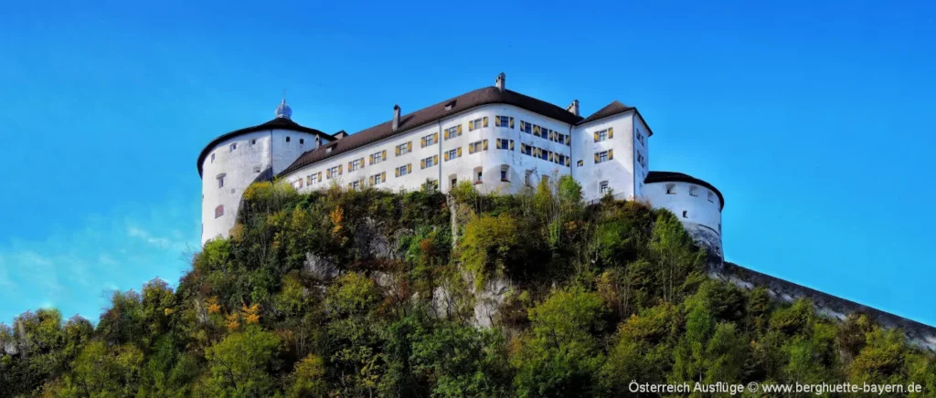 Wahrzeichen in Kufstein Sehenswürdigkeit mächtige Burg oberhalb vom Inn
