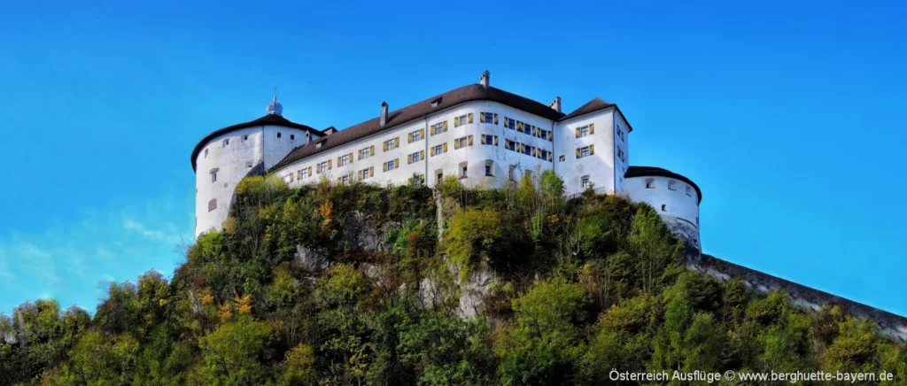 Festung Kufstein thront oberhalb der Stadt Wahrzeichen in Kufstein Sehenswürdigkeit mächtige Burg oberhalb vom Inn