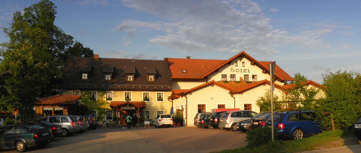 Aussenansicht vom Gruppenreise Hotel in der Oberpfalz bei Regensburg lindenhof-gruppenreisen-hotel-oberpfalz-gasthof-regensburg-biergarten-aussen