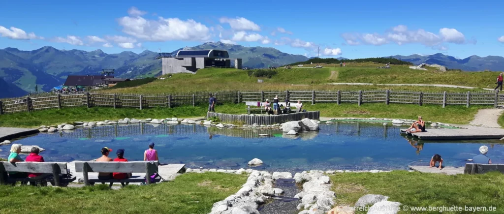 Freizeitaktivitäten bei Mayrhofen am Ahornsee mit Spielzonen und Ruhebänken