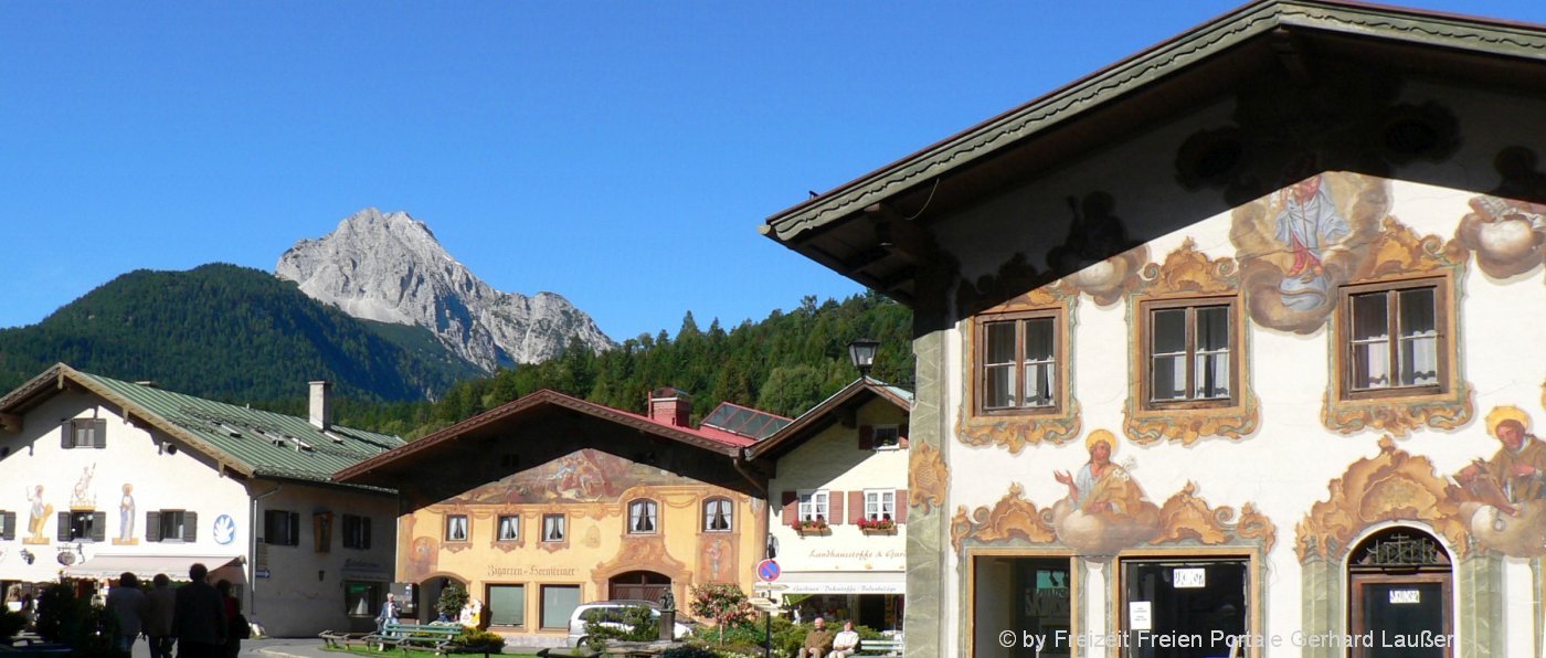 mittenwald-ort-historische-hausfassaden-bergblick-panorama