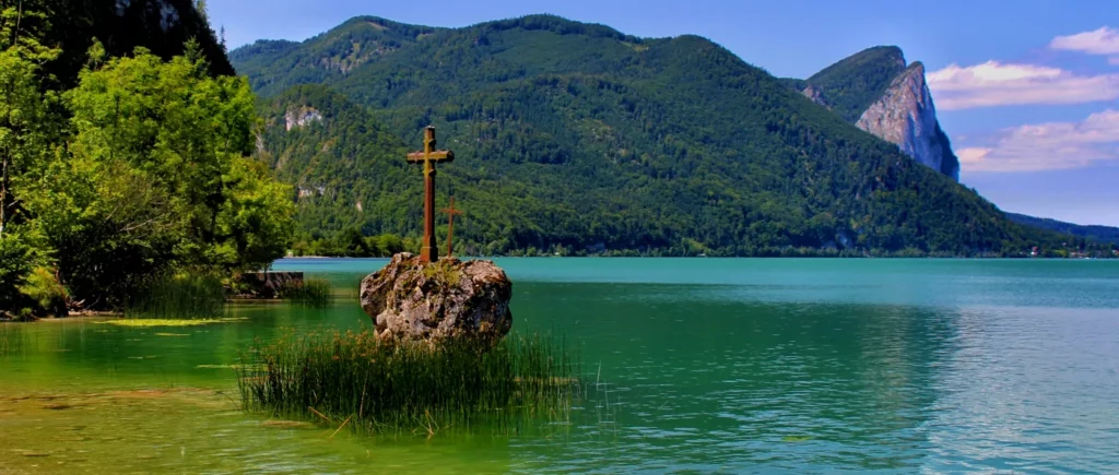 Ausflugsziel Kreuzstein am Fuße vom Schafberg im Mondsee bei Oberburgau