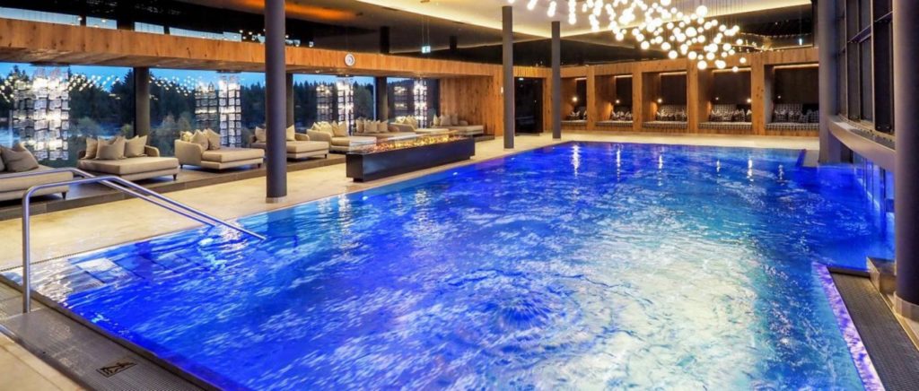 Wellnesshotel mit großem Indoor Pool Wellnesshotel mit Schwimmbad Indoor Pool mit Zugang zum Outdoorpool