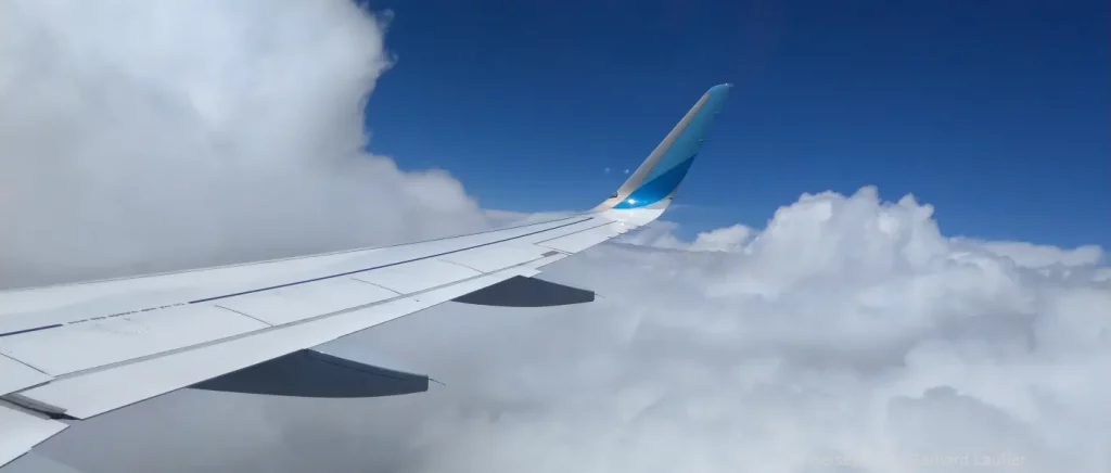 Flugzeug über den Wolken Reiseblog Ausland Urlaub Flugreisen Wolken Flugzeug Weltreise