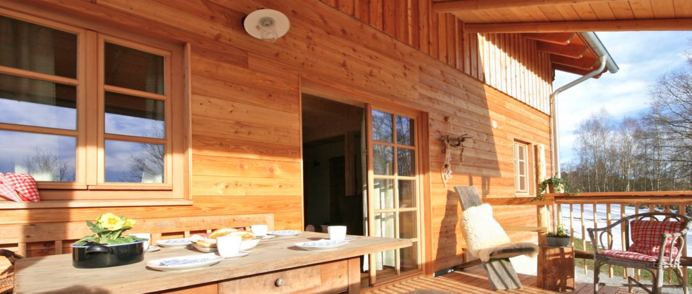 Holzferienhaus für 4 Personen mit großer Holzveranda sunleitn-bayerischer-wald-chalets-4-personen-ferienhaus-terrasse