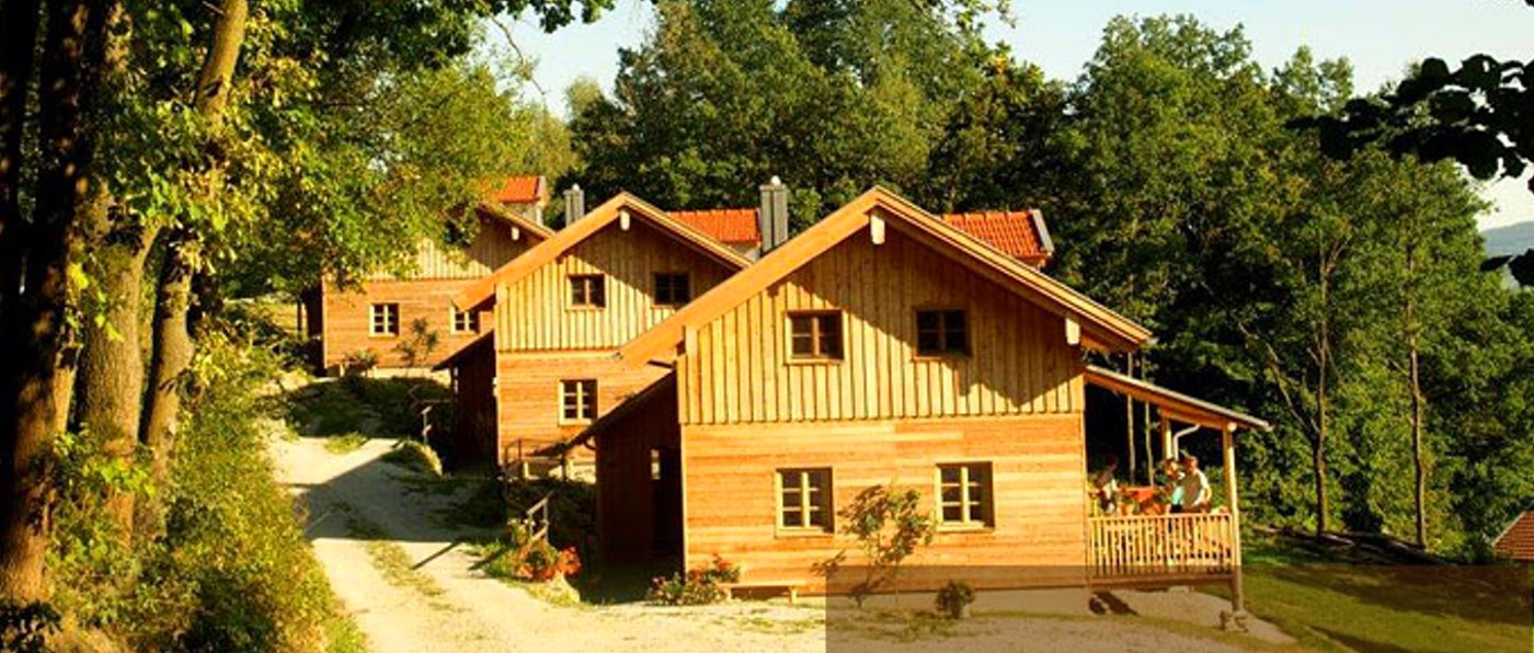 sunleitn-hüttendorf-niederbayern-holz-ferienhaus-4-personen