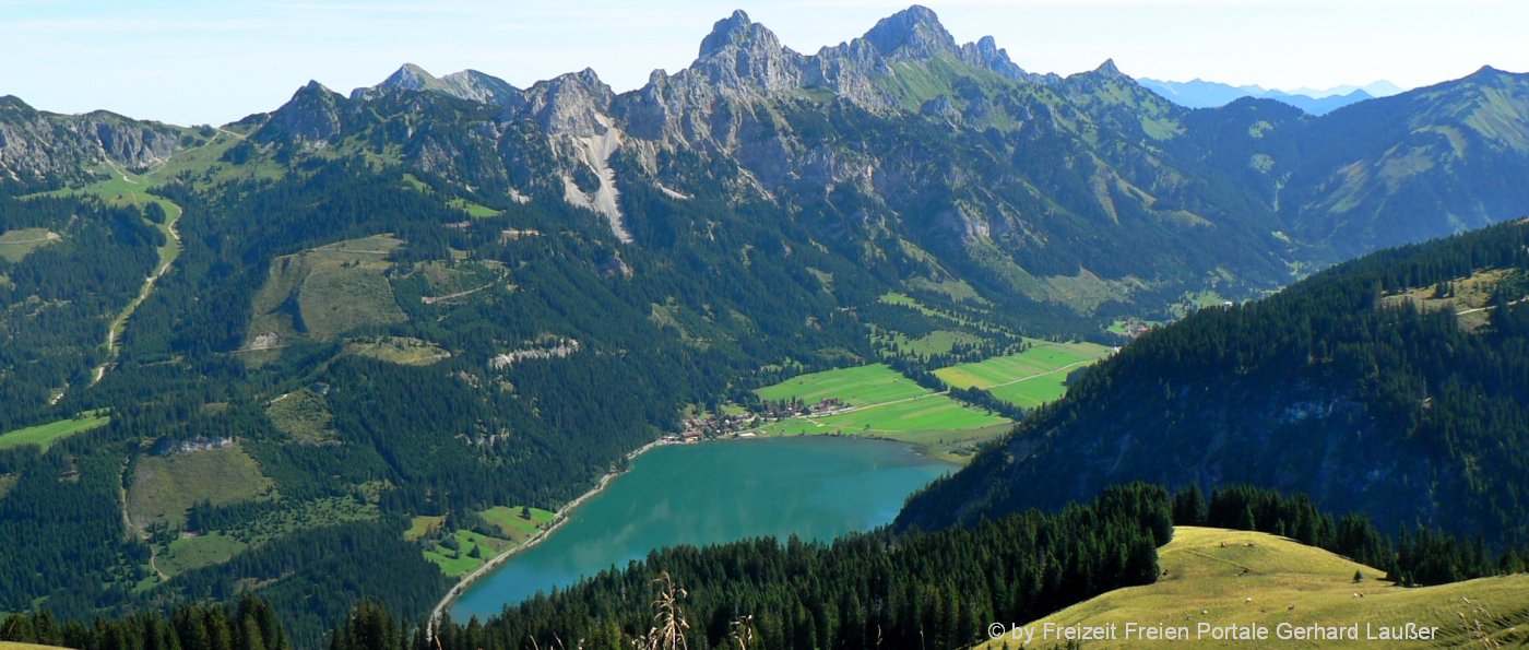 tannheimer-tal-tirol-blick-vom-neunerkoepfle-zum-haldensee-panorama-1400