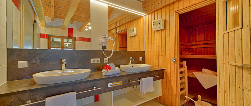 Exklusives Luxus Ferienhaus mit Sauna und Kachelofen in Bayern / Niederbayern weber-ferienhaus-bad-sauna-kachelofen-gruppenunterkunft