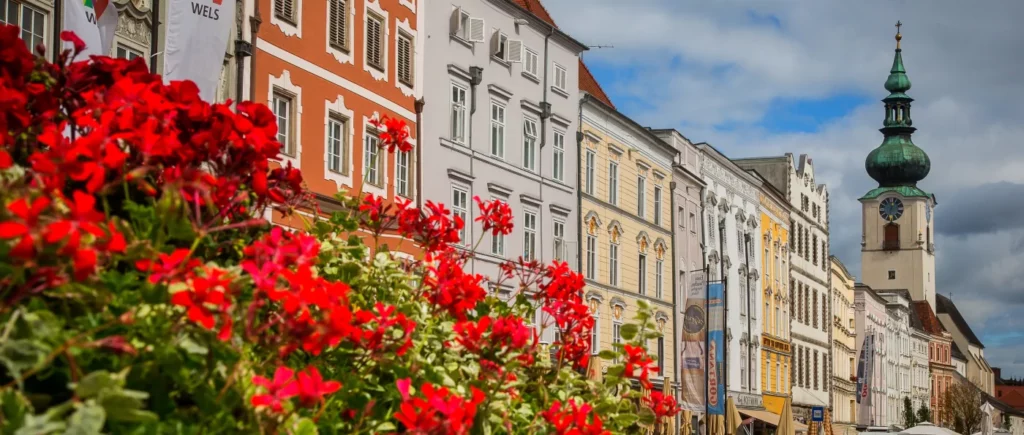 Highlights in Wels historische Häuserfassade mit Johanneskirche