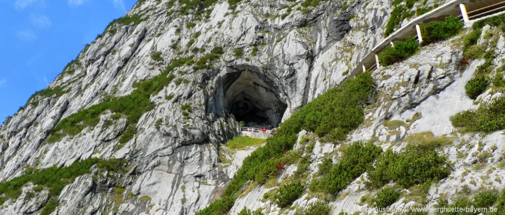Attraktion Eisriesenwelt Werfen - Eingang zur Höhle im Tennengebirge