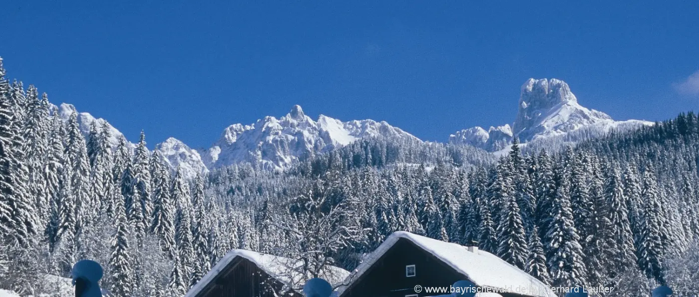 winterurlaub-bayern-skihuetten-landschaft-berghuetten